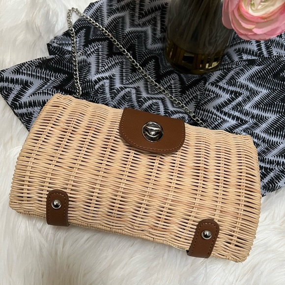 NWOT Beautiful Straw clutch bag/with chain to wear over the shoulder - Picture 2 of 6